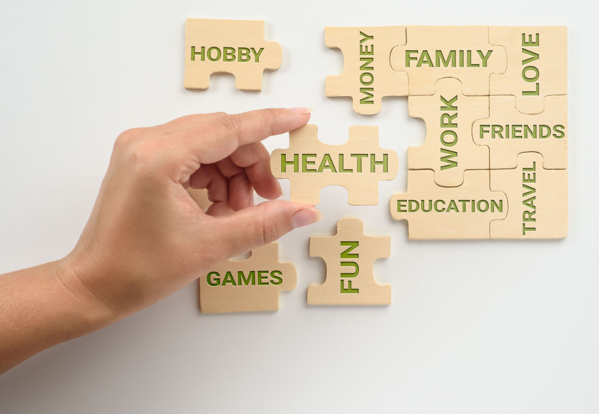 Das Puzzleteil Gesundheit in das Puzzle des Lebens einbetten. Lebenskonzept, Balance.