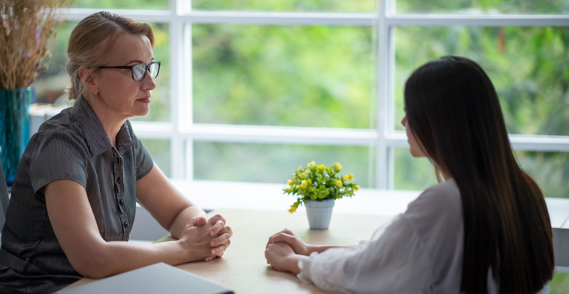 Weibliche Psychiater mit Gespräch Frau Klientin, um Probleme und Fortschritt zu diskutieren